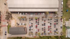 航拍照片中，一个繁忙的停车场里停满了各种车辆