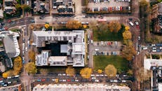 高清镜头下的贝尔法斯特城市街道和建筑，展示了停放的汽车与秋日树木