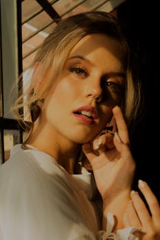 一位年轻女子的肖像引人注目，室内灯光柔和，妆容精致