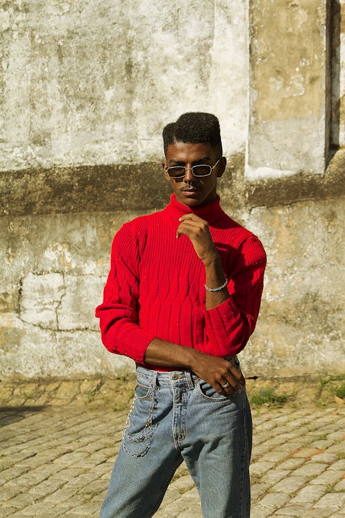 Uomo In Piedi In Maglione Dolcevita Rosso Sulla Pavimentazione In Cemento