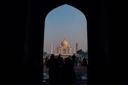 黎明时分，人们进入泰姬陵的标志性剪影，这是印度莫卧儿建筑的杰作