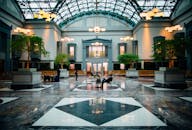 酒店大堂宽敞明亮，现代建筑风格、豪华设计与优雅灯光相得益彰，活动安排不多