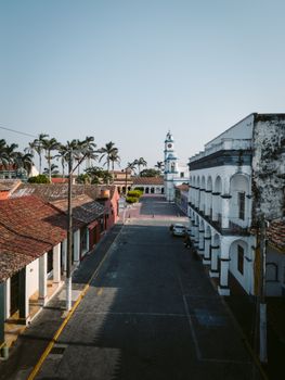 A picturesque street scene in Tlacotalpan, Veracruz, showcasing colonial architecture.