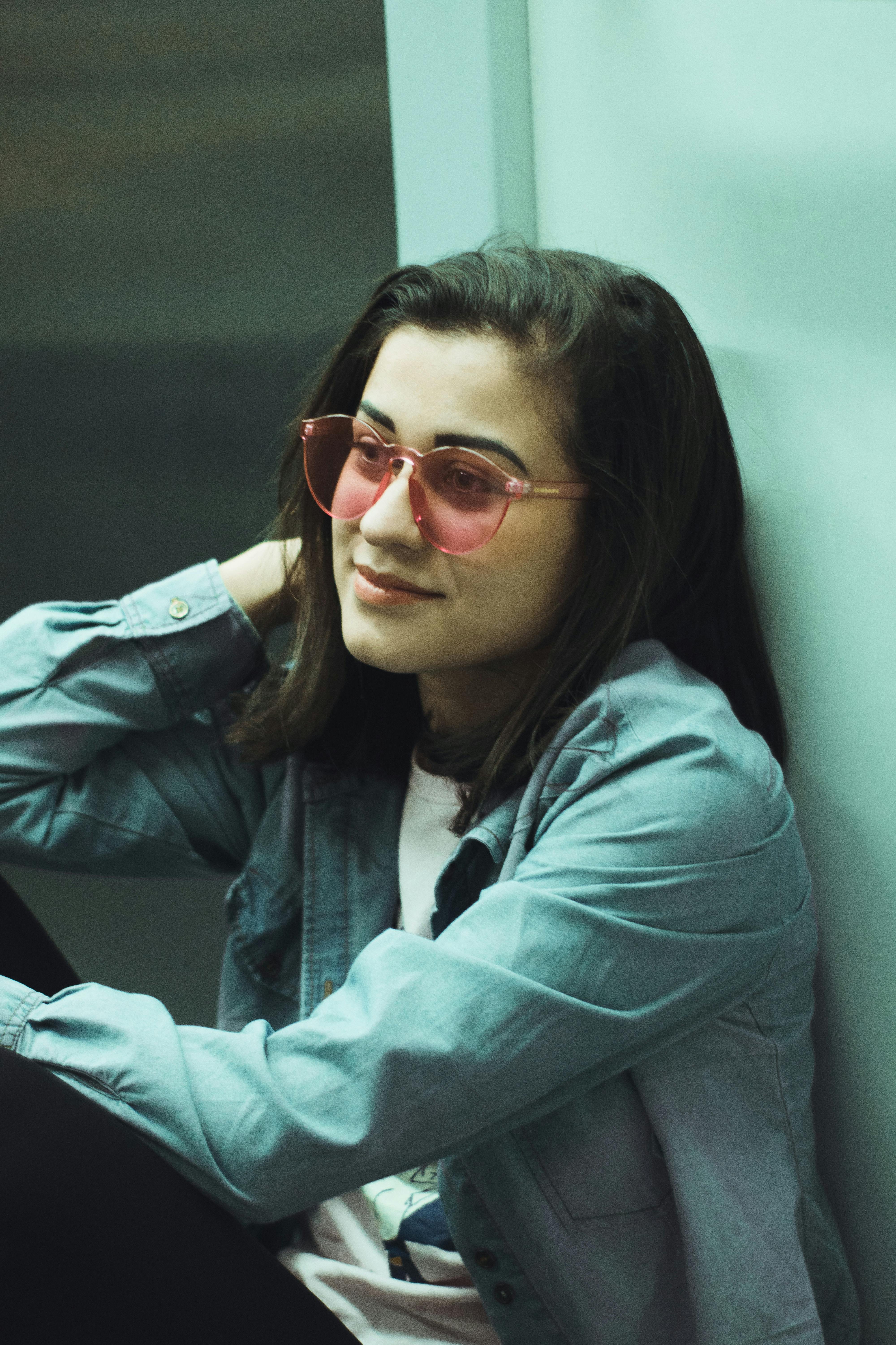 Gratis Foto De Mujer Vestida Con Camisa De Manga Larga Y Anteojos Foto de stock