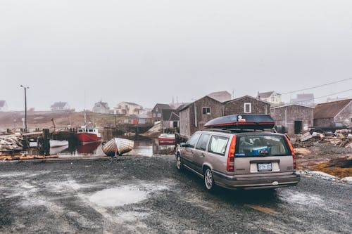 Coche Aparcado Cerca De Un Río