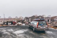 在一个有雾的日子里，沿海城镇的码头停着一艘船和一辆汽车