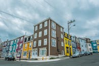 这条街道色彩缤纷的房屋在城市环境中显得格外迷人，是旅行或建筑主题的理想选择