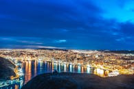 令人惊叹的城市景观中，充满活力的城市灯光在夜间映照在港口上