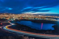 黄昏时分，城市的夜景、灯光小径与湖中倒影构成了一幅惊人的画面