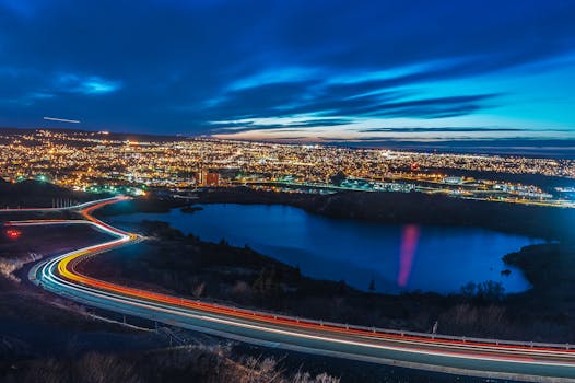 黄昏时分，城市的夜景、灯光小径与湖中倒影构成了一幅惊人的画面