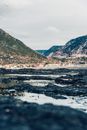 宁静的山谷中，河流流淌，群山环绕，景色壮丽