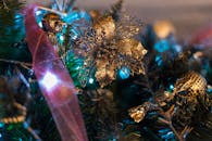 圣诞树上特写的闪闪发光金饰和灯光