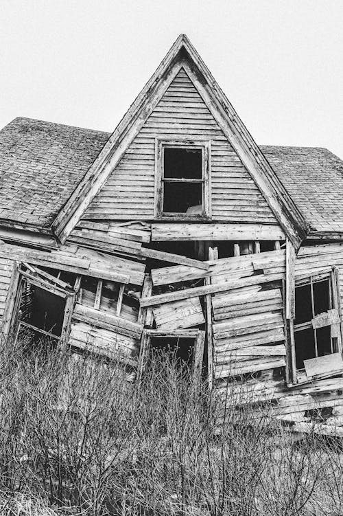 Free Brown Wooden Shack Stock Photo