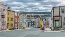 圣约翰教堂旁的城市街景充满活力，色彩缤纷的排屋捕捉了城市生活的气息