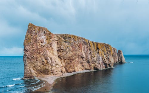 grátis Foto De Rock Cliff No Meio De Um Corpo D'água Foto profissional