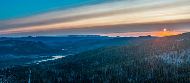 空中景观令人惊叹，以山脉、森林和充满活力的日落为特色