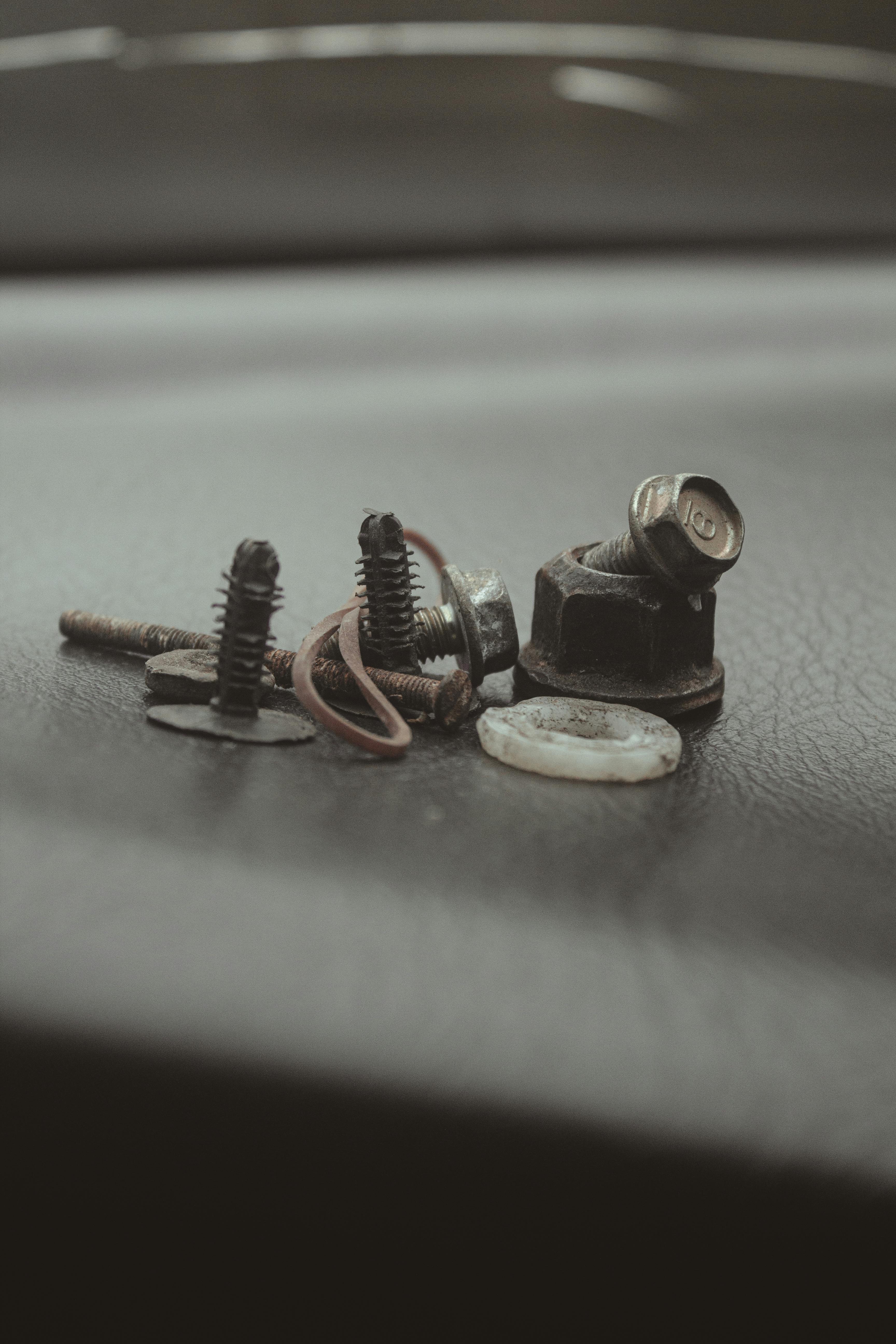 bezplatná Detailní Záběr Na Různé Kovové šrouby A šrouby Základová fotografie