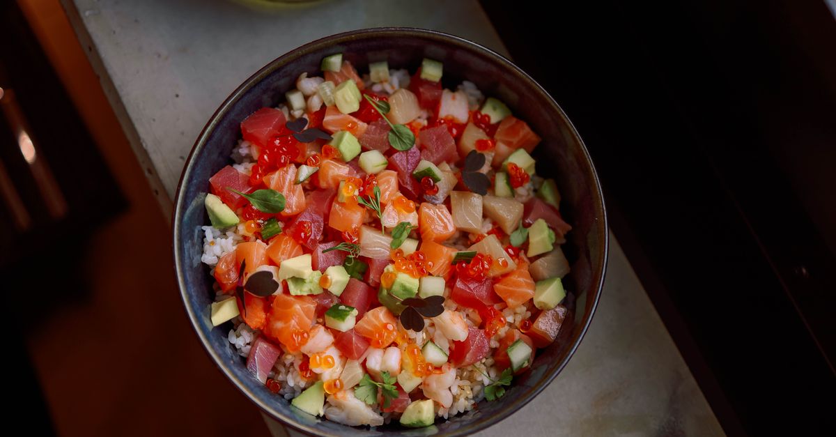 Poke bowl de salmón con arroz integral y edamame Poke bowl de salmón con arroz integral y edamame