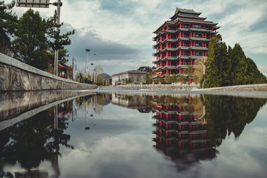 太原一座令人惊叹的传统宝塔，倒映在阴天的水坑中