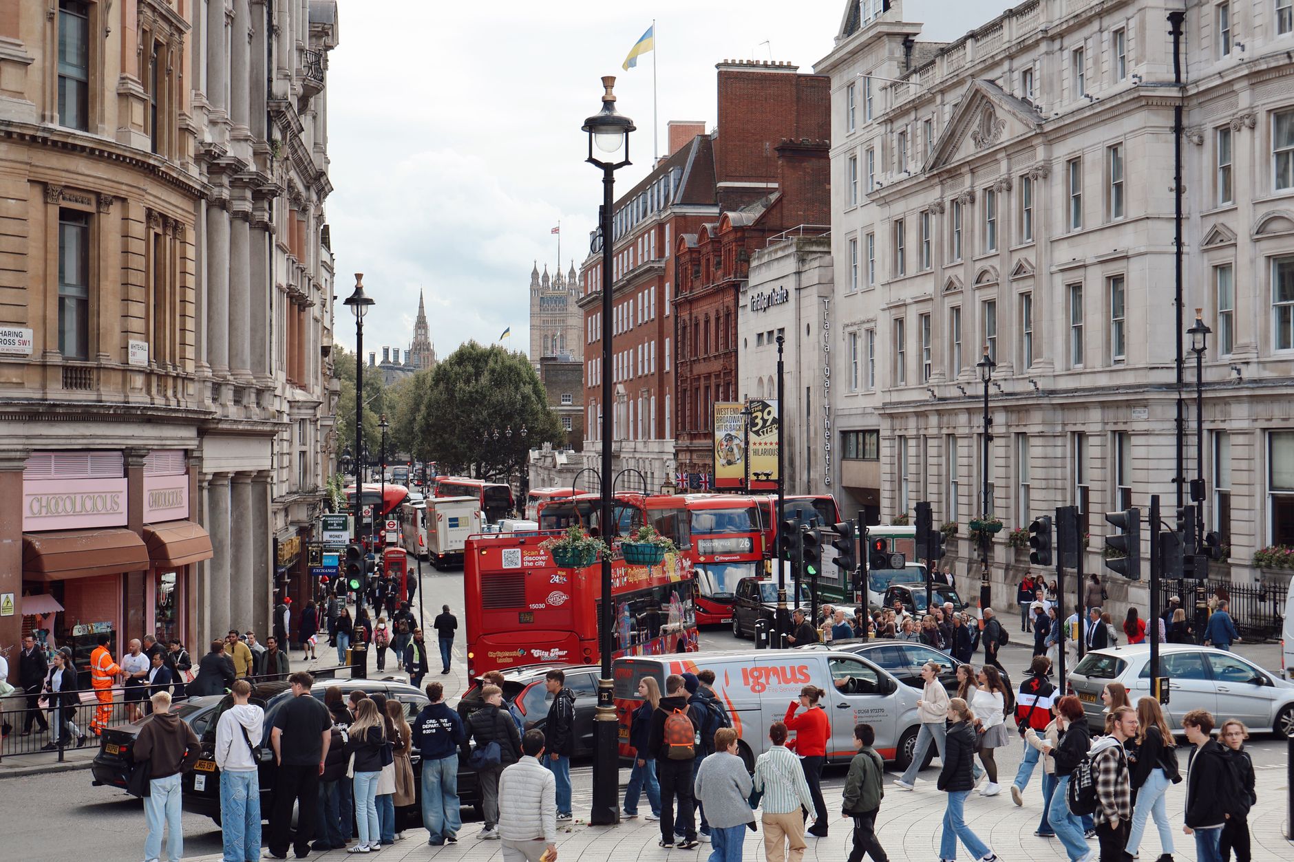 前美国大使街头小便被罚300英镑:在英华人需注意公共行为规范
