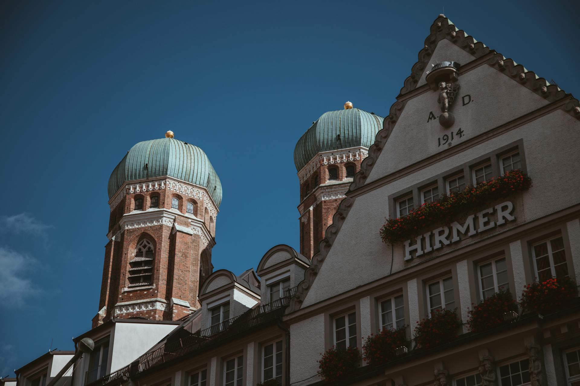 Iconic München Architecture with Blue Sky