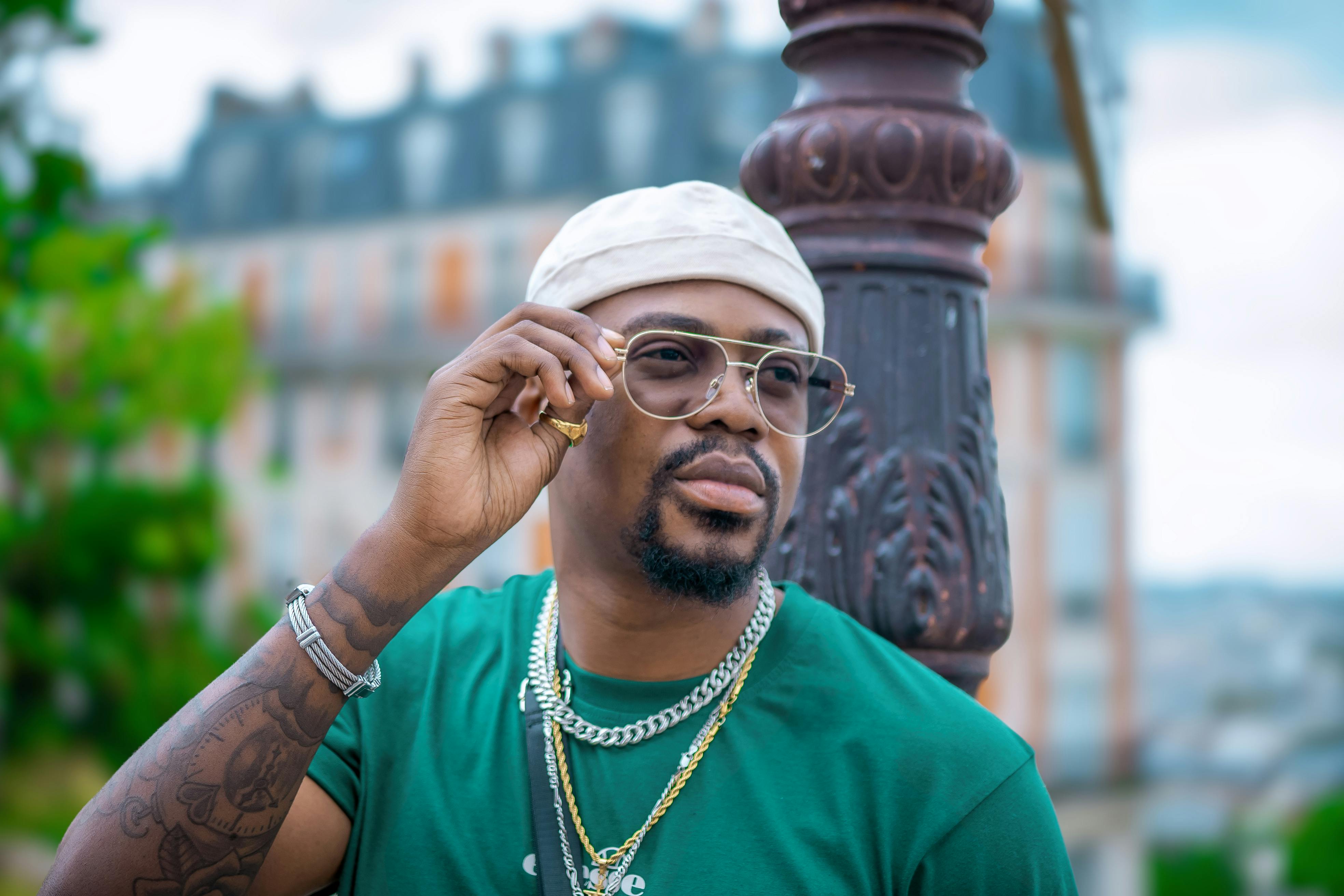 grátis Homem Estiloso Em Ambiente Urbano Com óculos Foto profissional