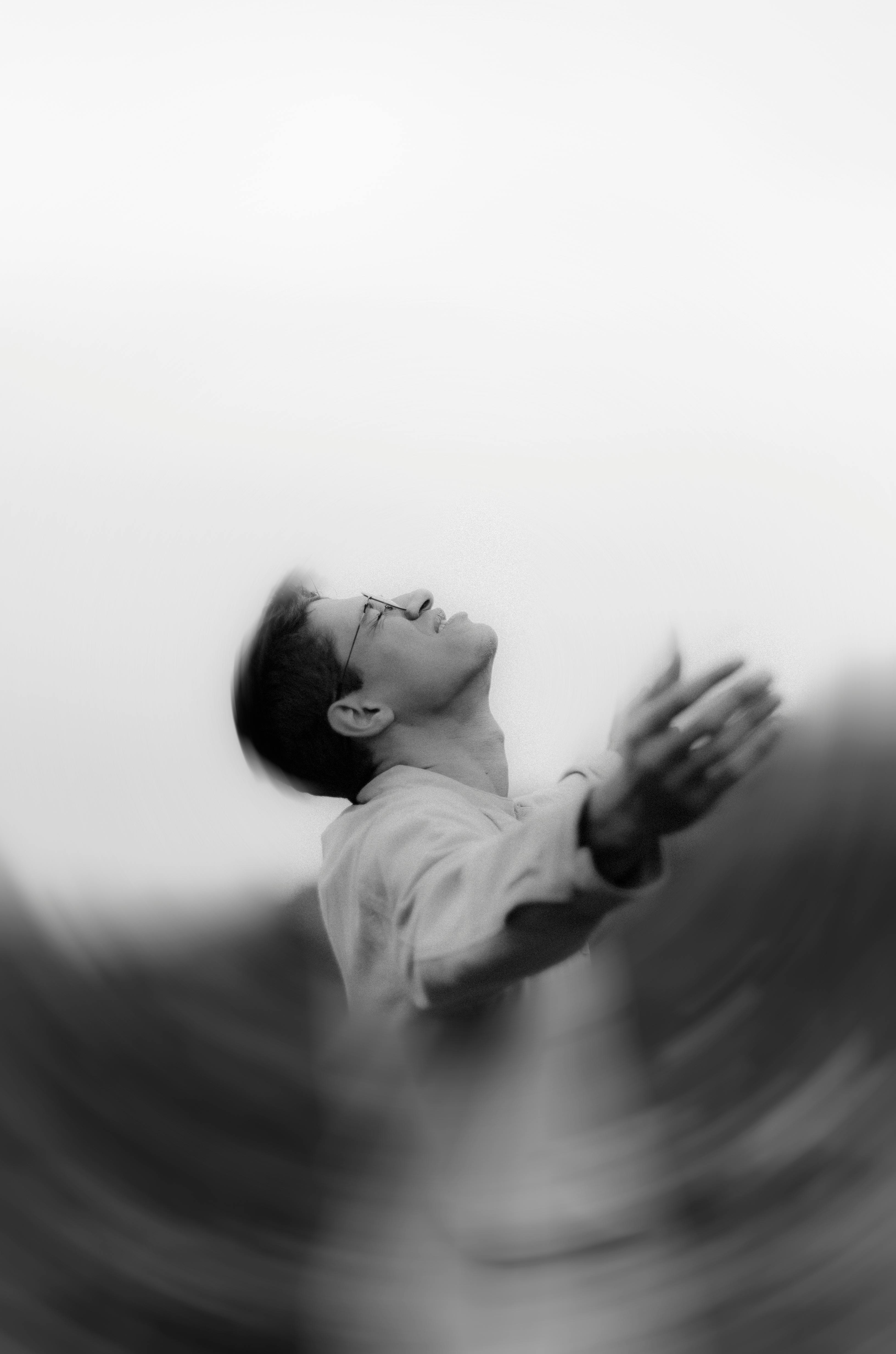 Gratis Retrato Creativo En Blanco Y Negro Con Desenfoque De Movimiento Foto de stock