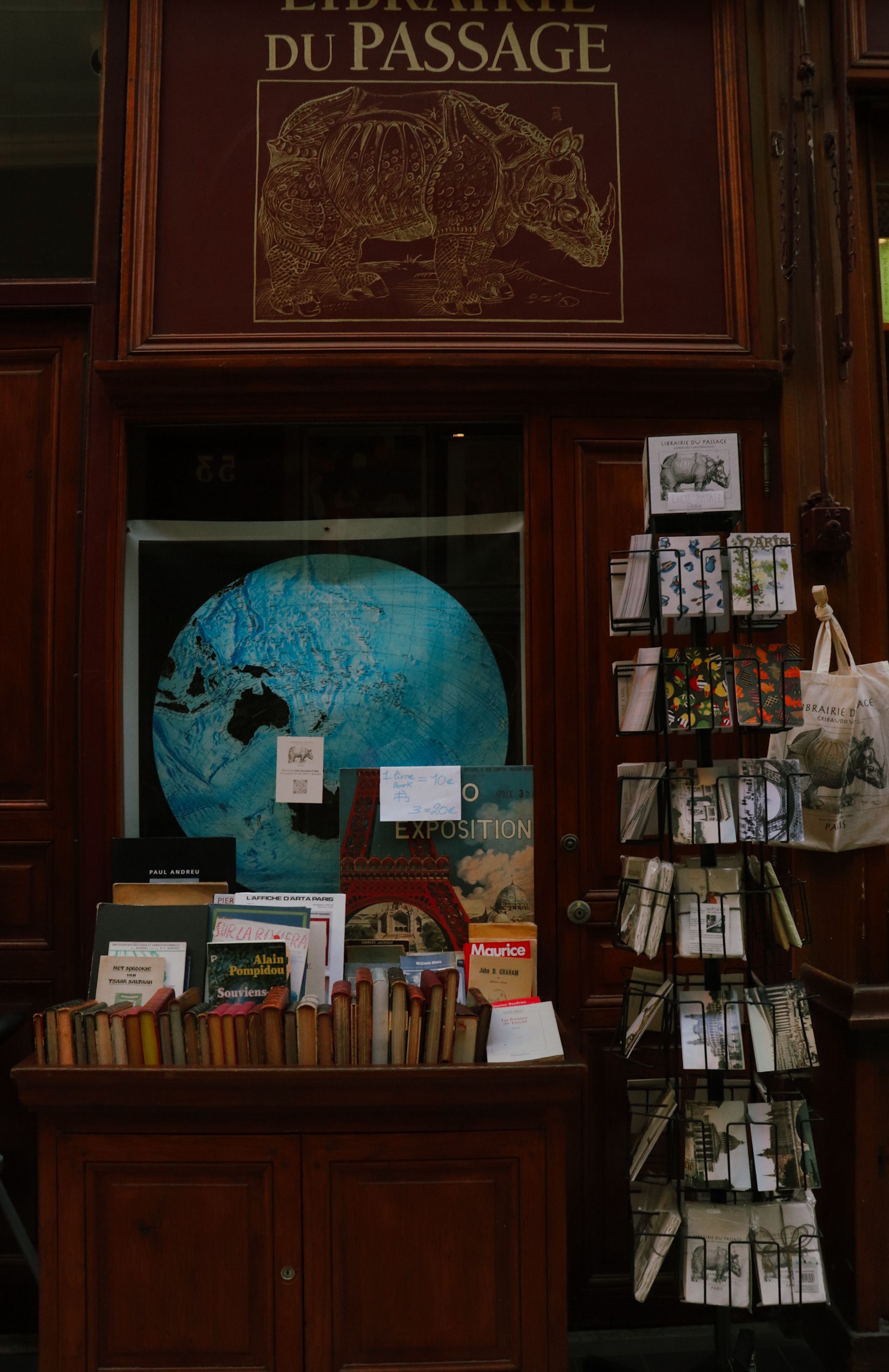 Librairie parisienne avec décoration vintage