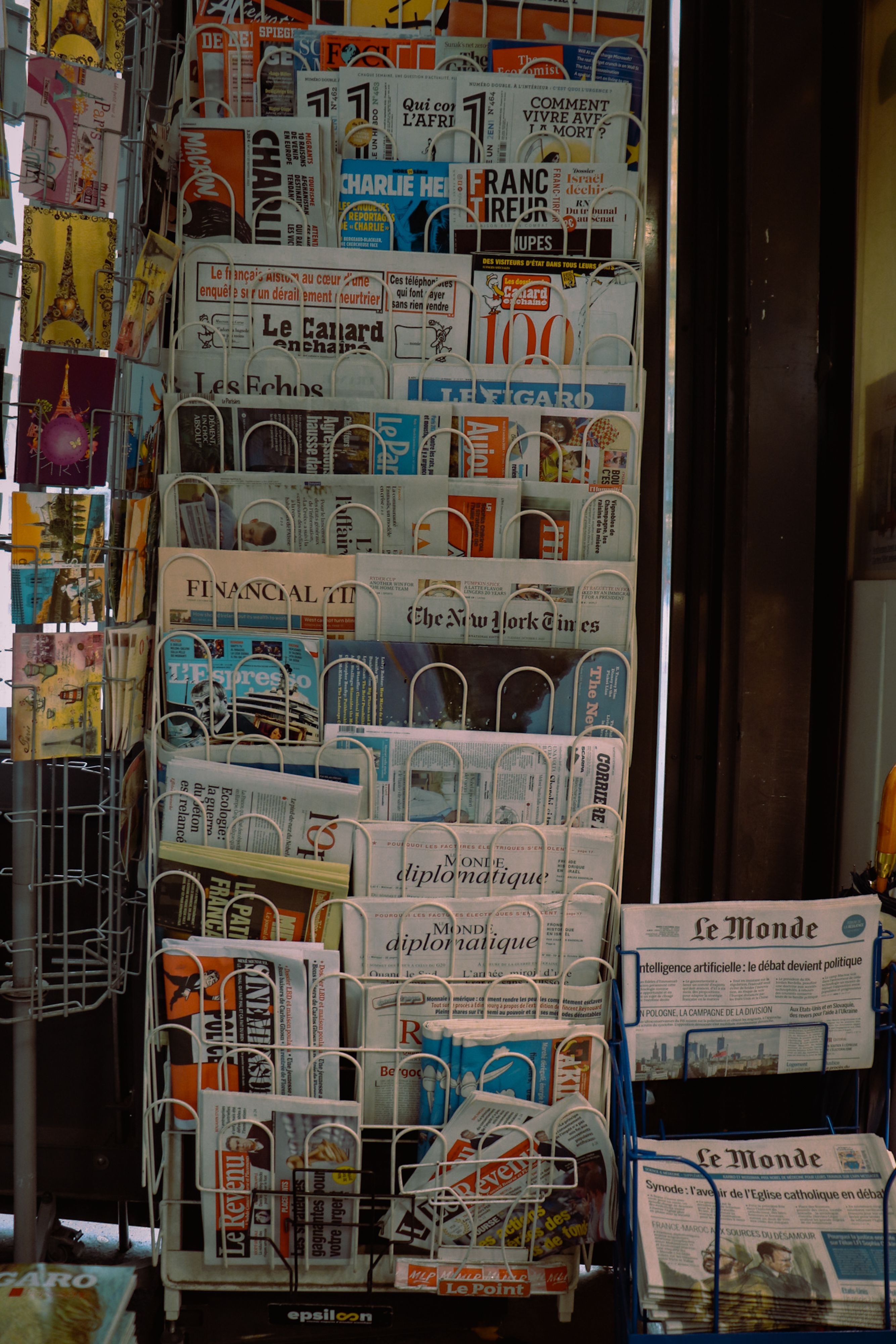 Kiosque à Journaux De Paris Avec Journaux Internationaux · Photo gratuite