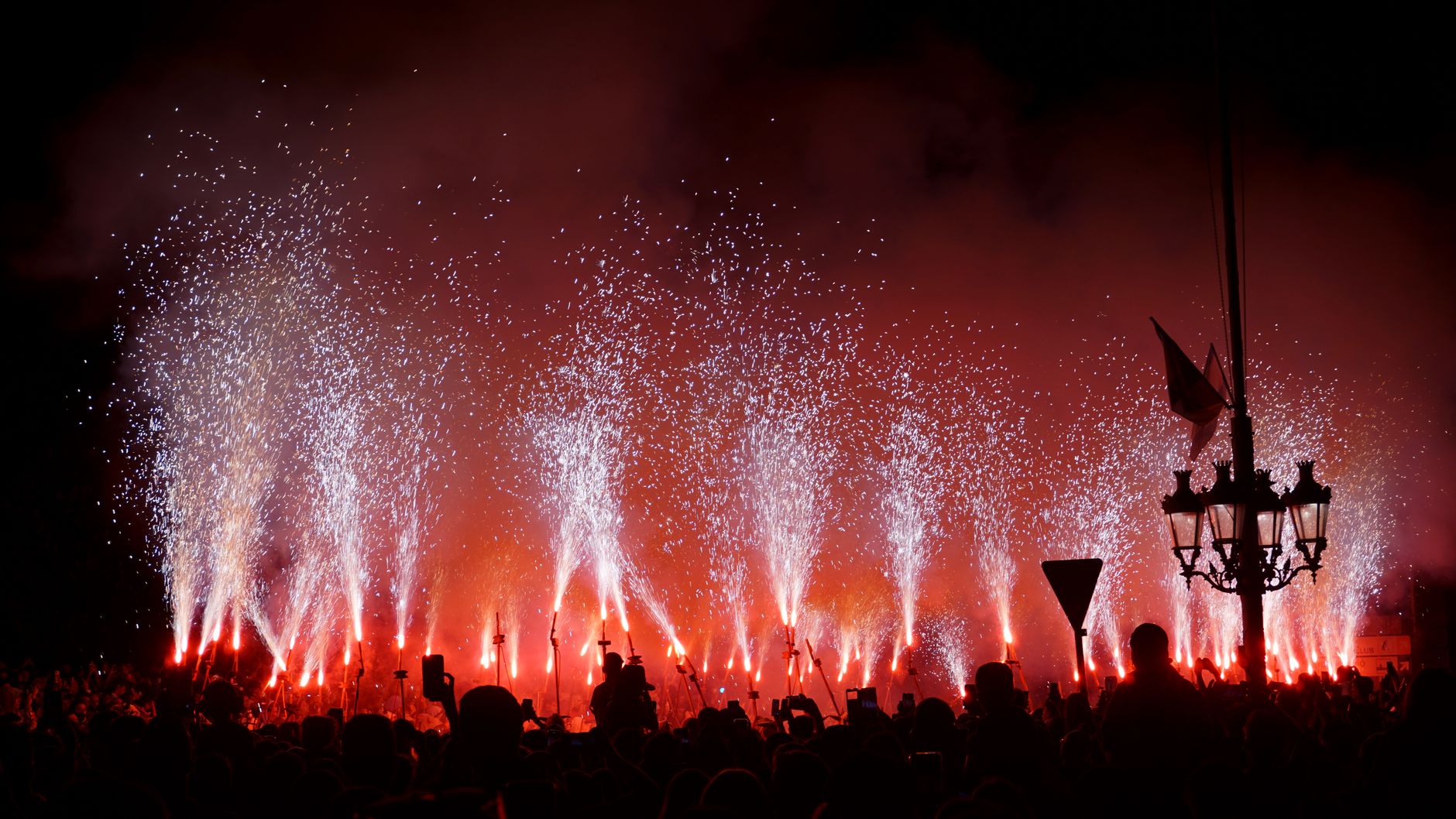 Vibrant fireworks light up the night sky during a festival in Reus, Spain, captivating the audience.