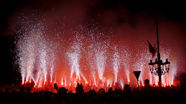 Vibrant fireworks light up the night sky during a festival in Reus, Spain, captivating the audience.