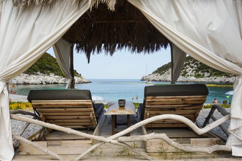 Free Charming seaside retreat in Skopelos, Greece, offering serene views and relaxation on a summer day. Stock Photo