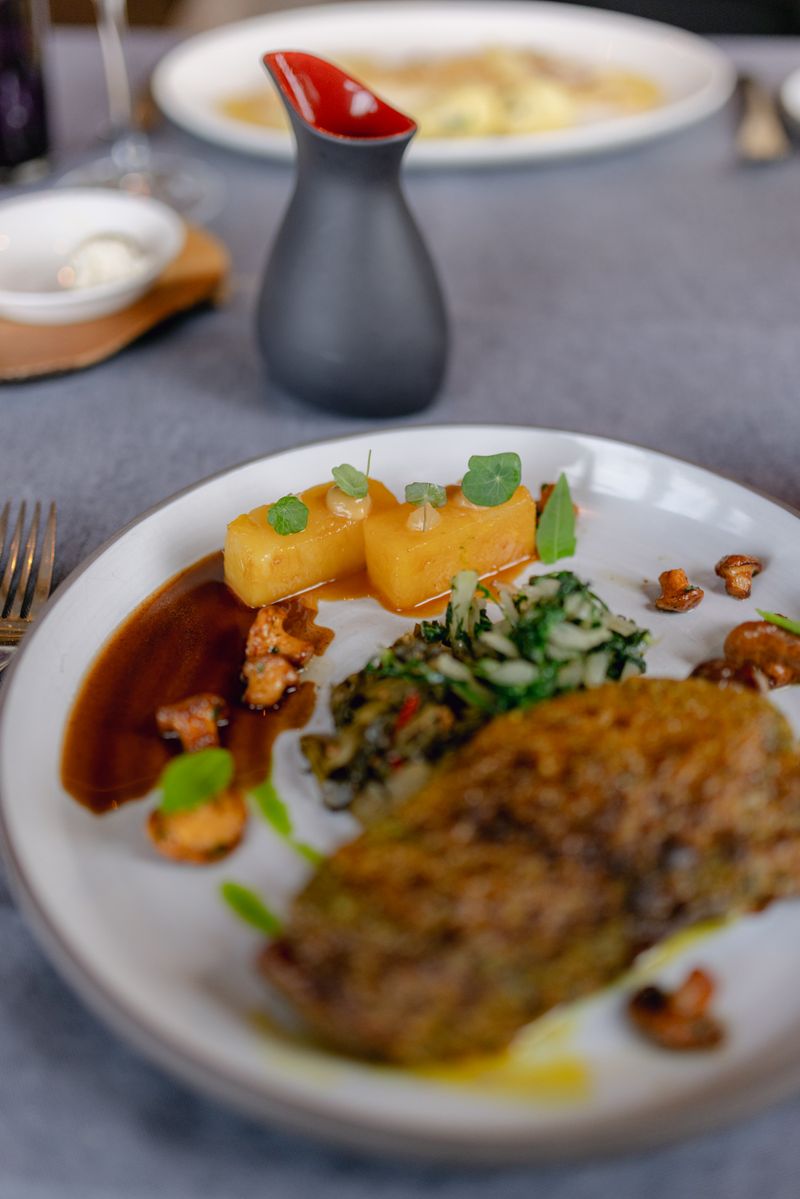 Assiette gourmande avec sauce et herbes