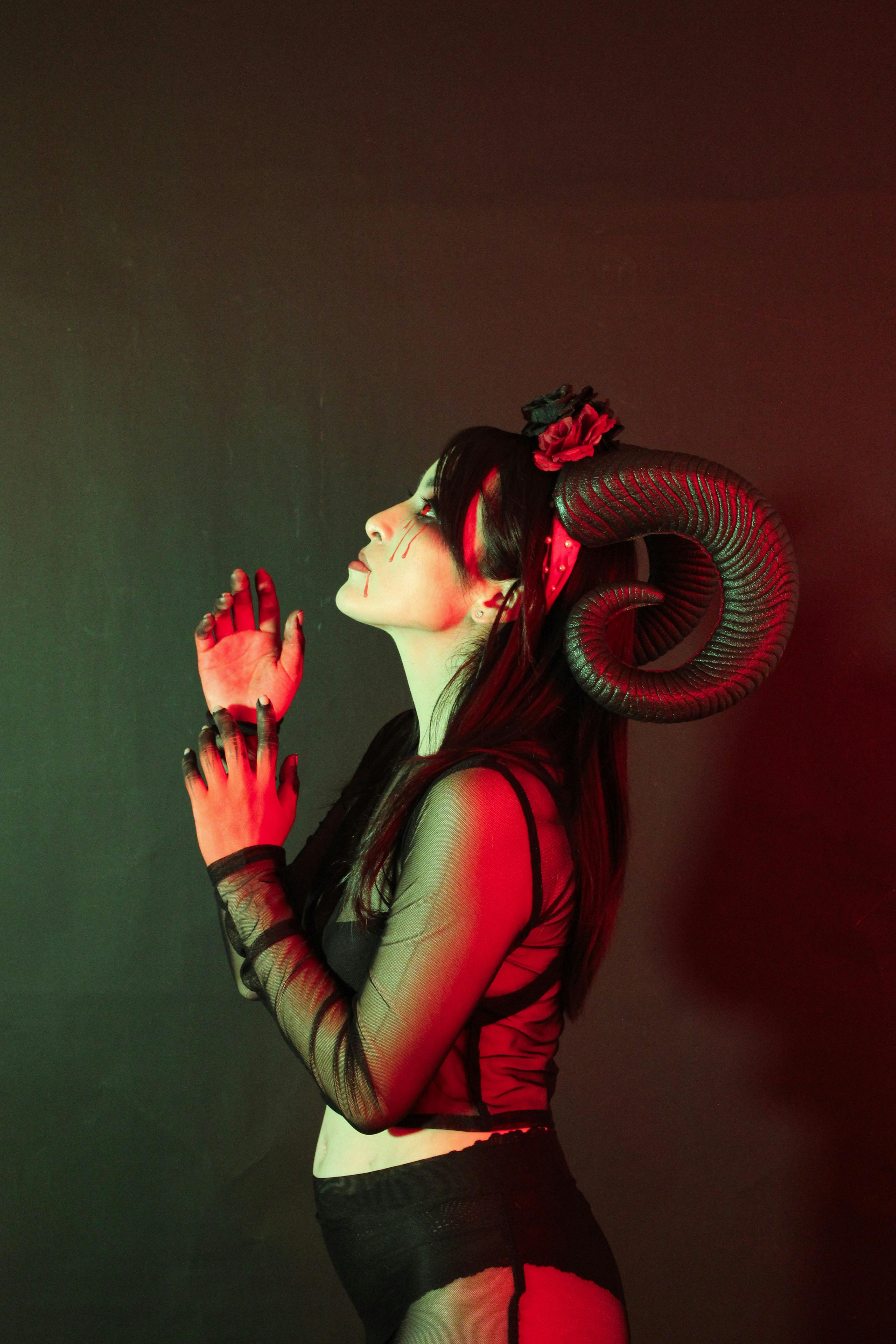 grátis Mulher Na Luz Vermelha Com Capacete Com Chifres Foto profissional