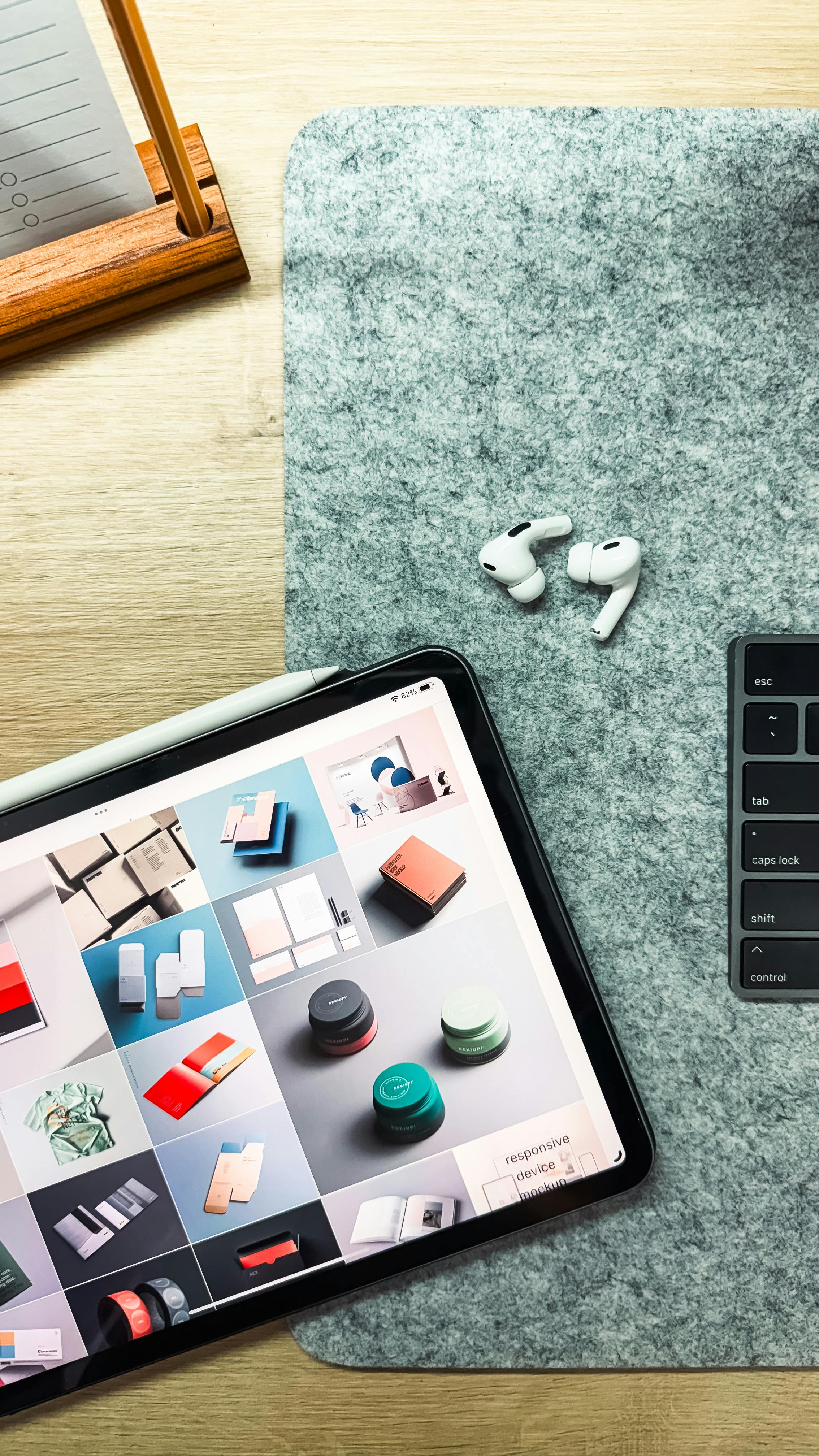 現代工作空間中擺放 iPad 與 AirPods Pro，採用極簡風格設計，展示蘋果產品的優雅美學與專業辦公場景