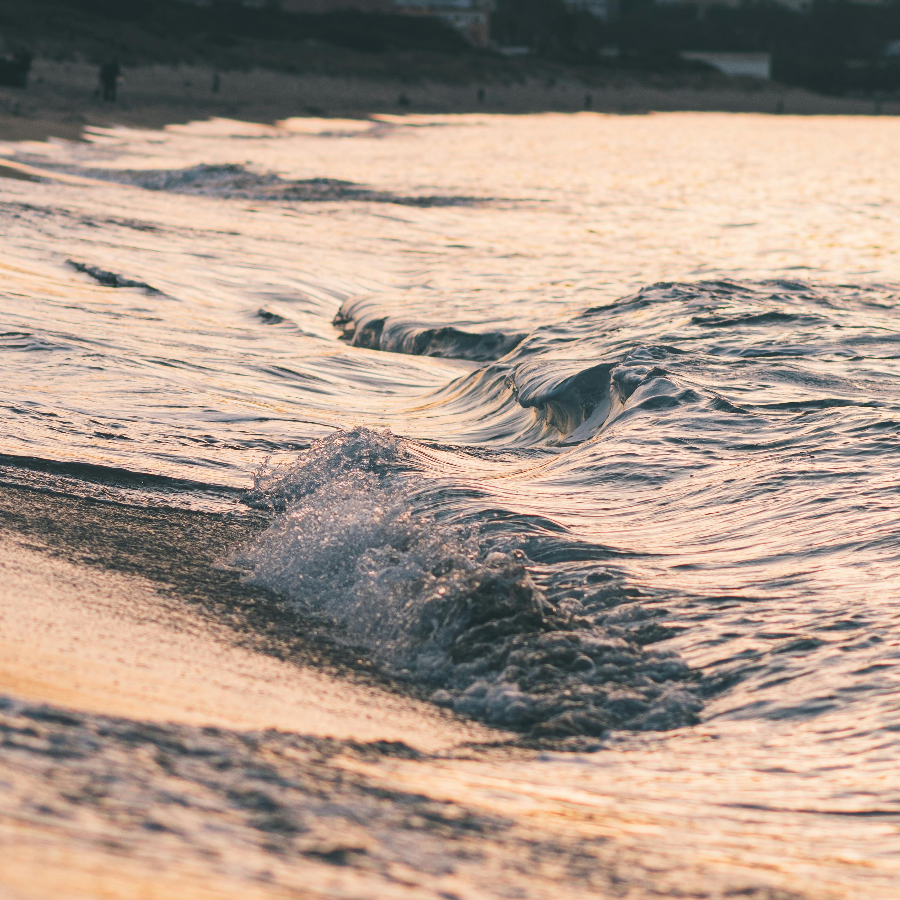 Serene Sunset Waves on Tabarka Beach · Free Stock Photo