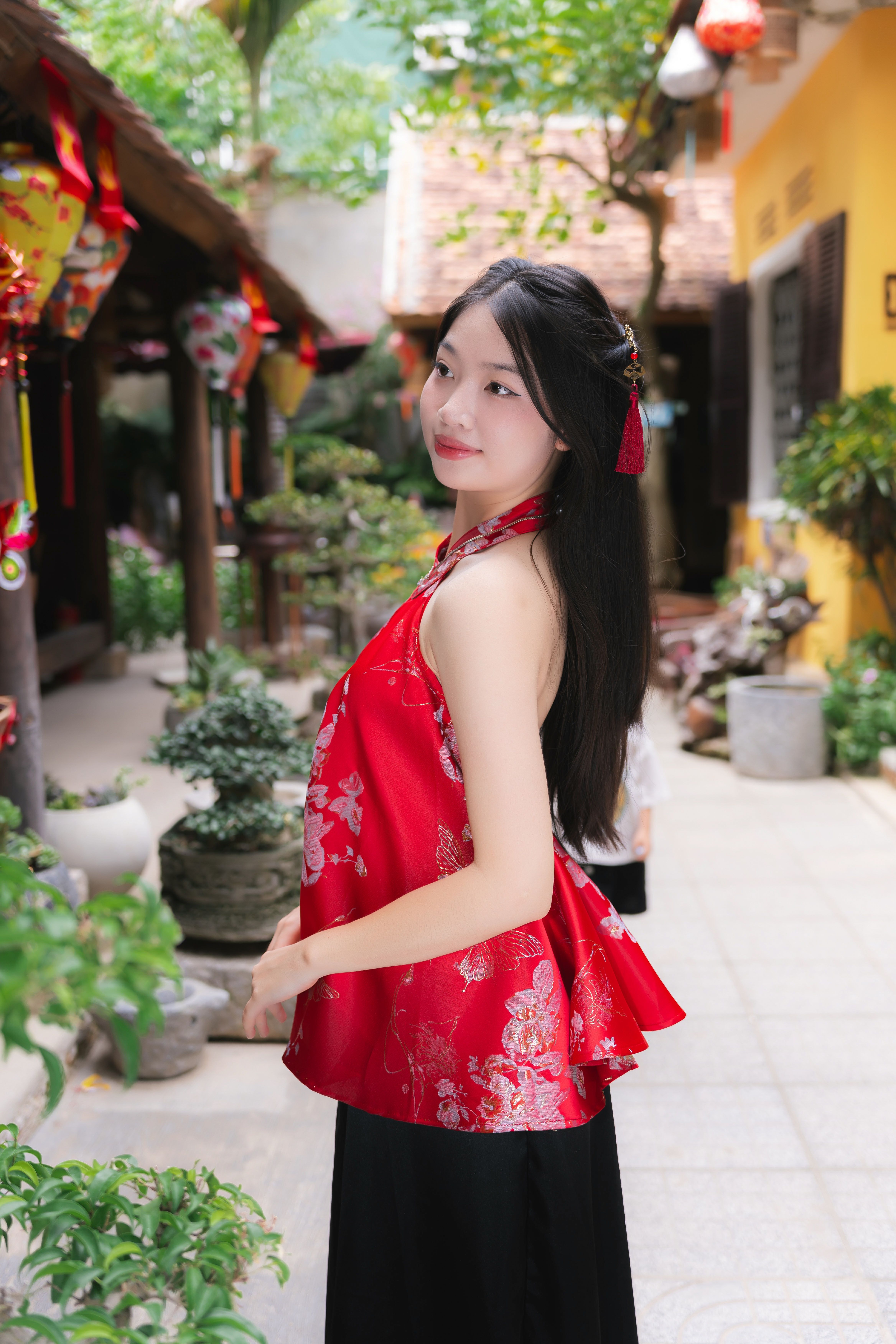 https://images.pexels.com/photos/28706747/pexels-photo-28706747/free-photo-of-portrait-of-a-woman-in-traditional-vietnamese-attire.jpeg?auto=compress&cs=tinysrgb&dpr=1&w=500