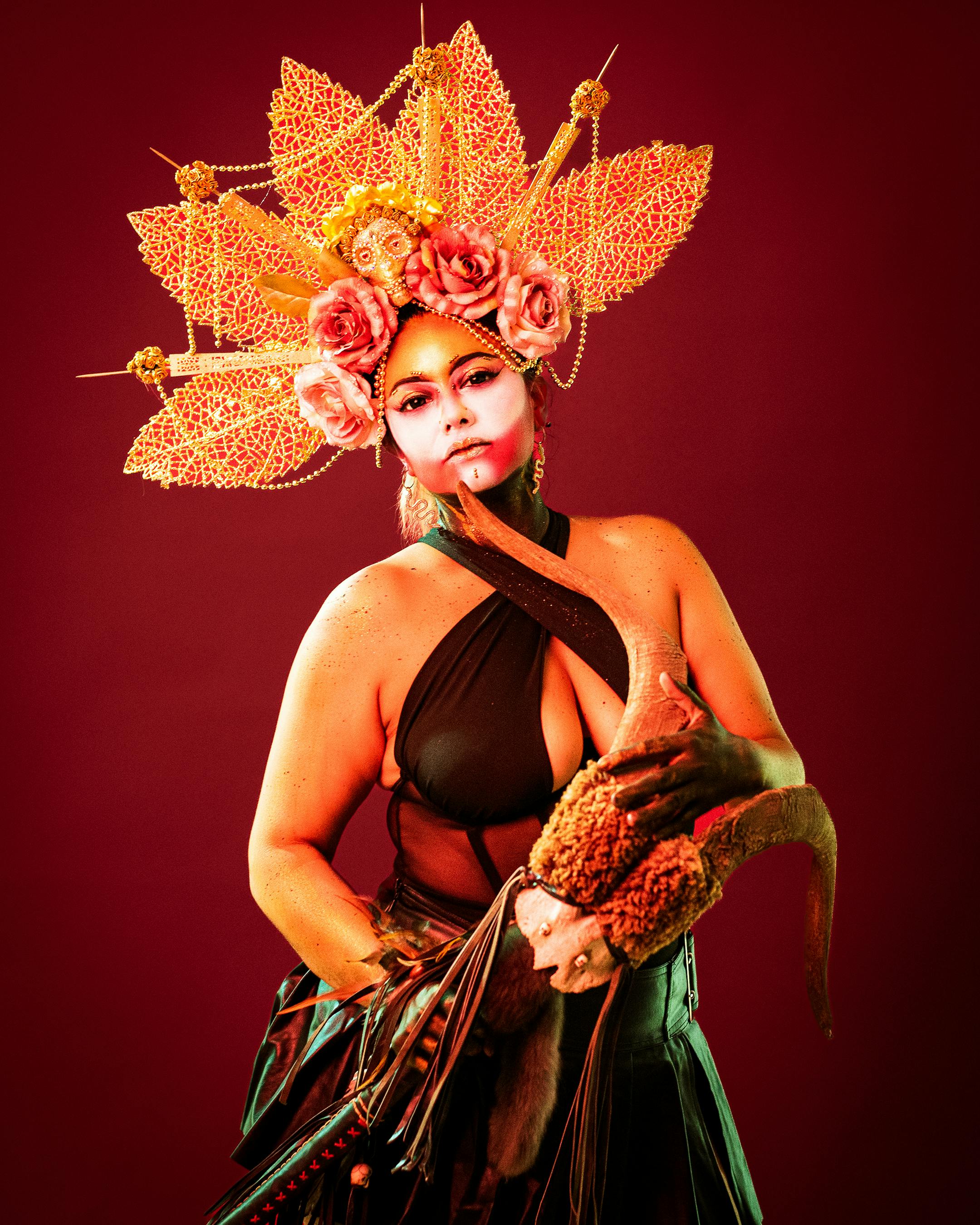 Gratis Retrato Artístico De Una Mujer Con Traje Ornamentado Foto de stock