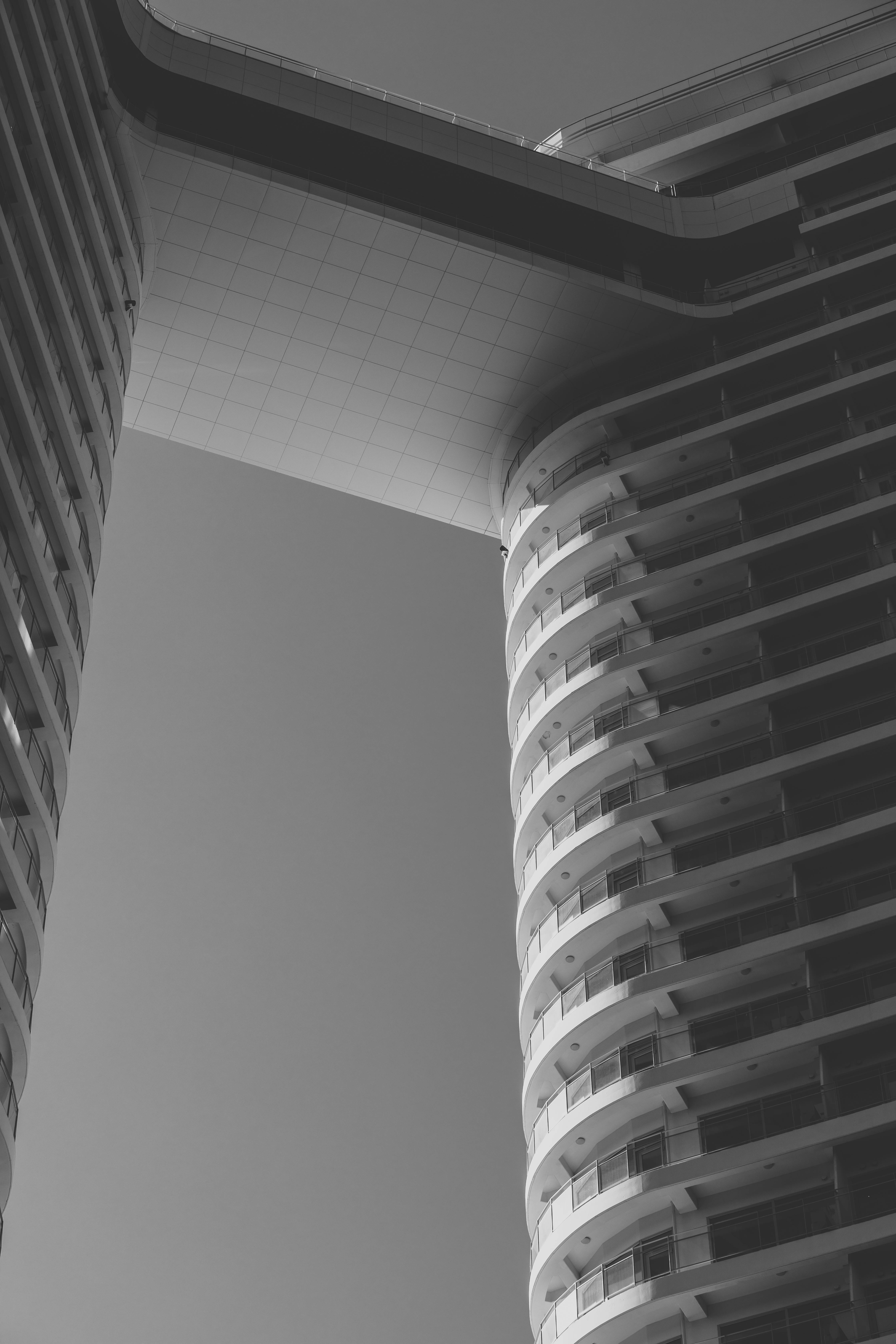 Gratuit Turnuri Arhitecturale Moderne înalte în Alb și Negru Fotografie de stoc