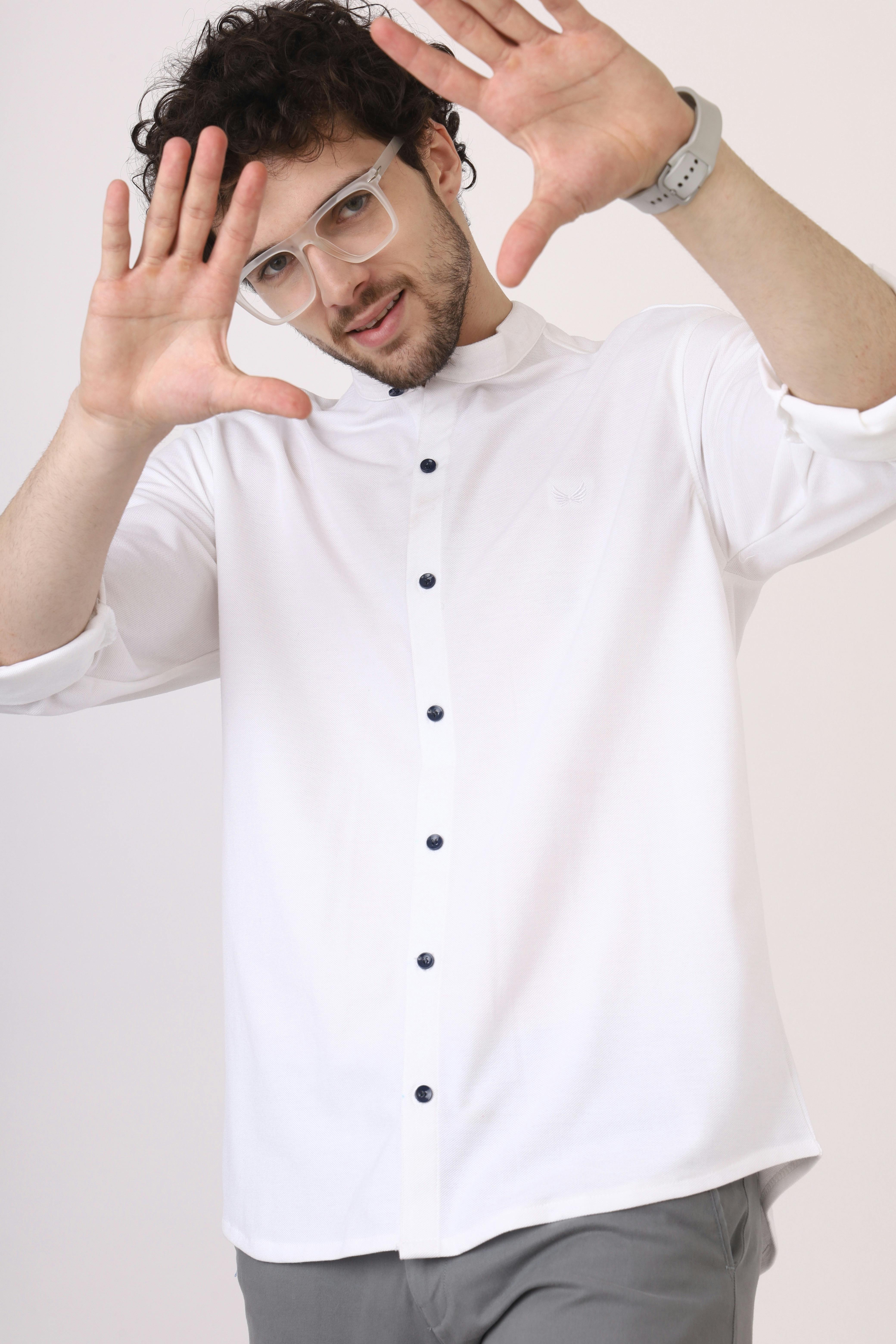 Gratis Joven Con Camisa Blanca Posando Juguetonamente Foto de stock