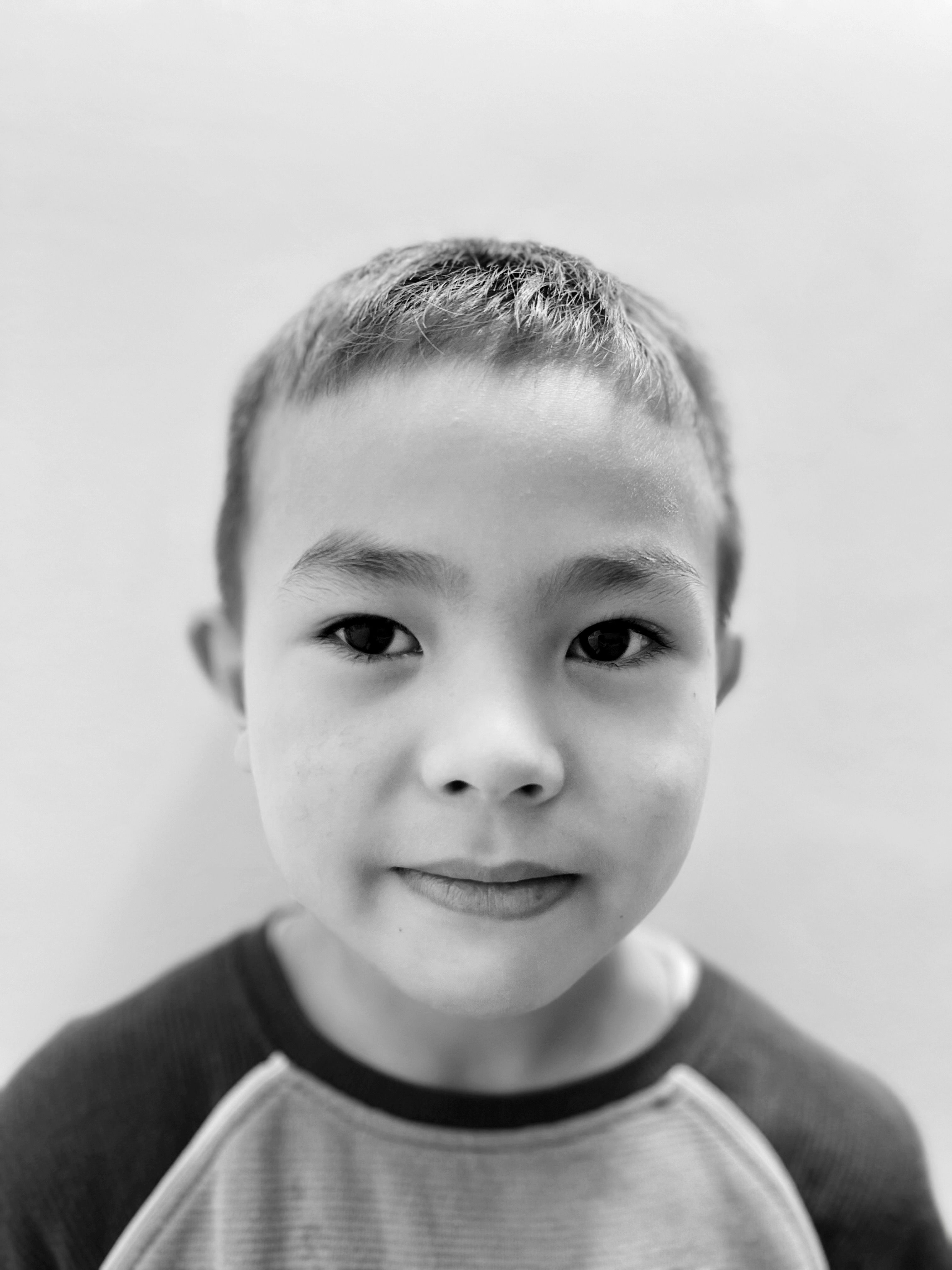 Retrato En Blanco Y Negro De Un Niño Pequeño · Foto de stock gratuita