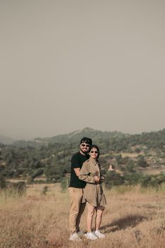 A couple posing in a scenic outdoor setting in Surat, India, embracing nature. - Fotografer Sidoarjo