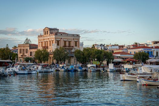 Morgenlicht über dem venezianischen Hafen von Chania mit dem charakteristischen Leuchtturm und bunten Hausfassaden im Hintergrund