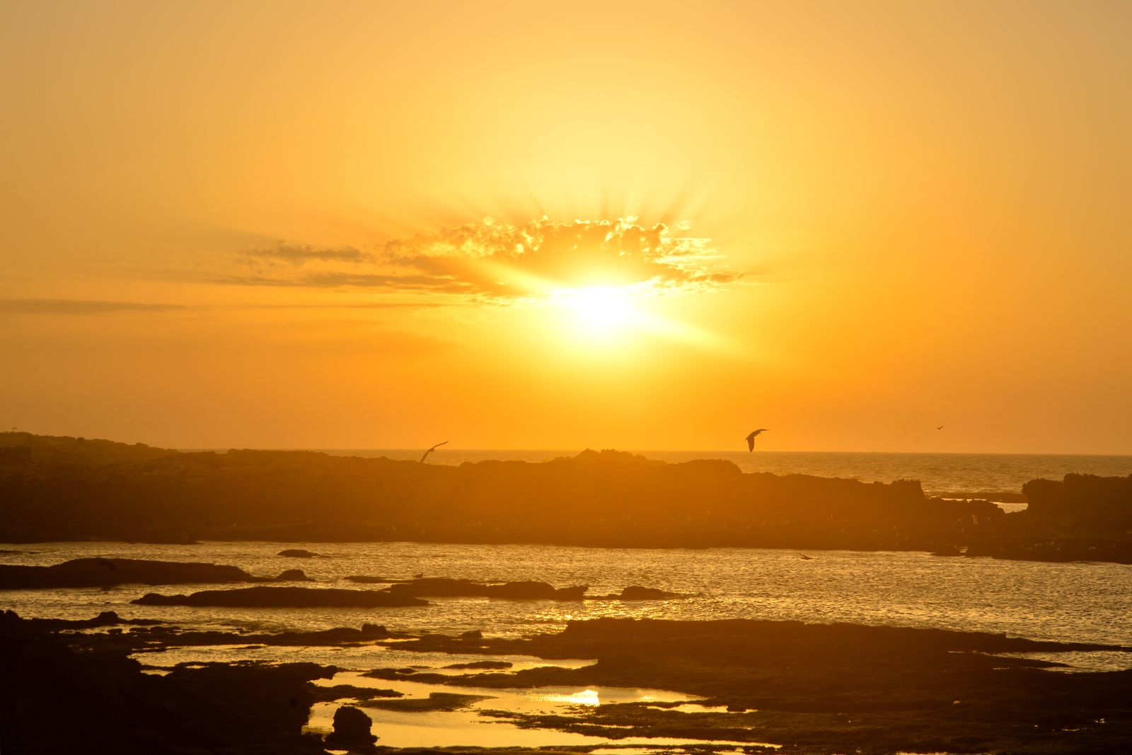 Coucher de soleil sur la côte d'Asilah, près du port de Tanger Med