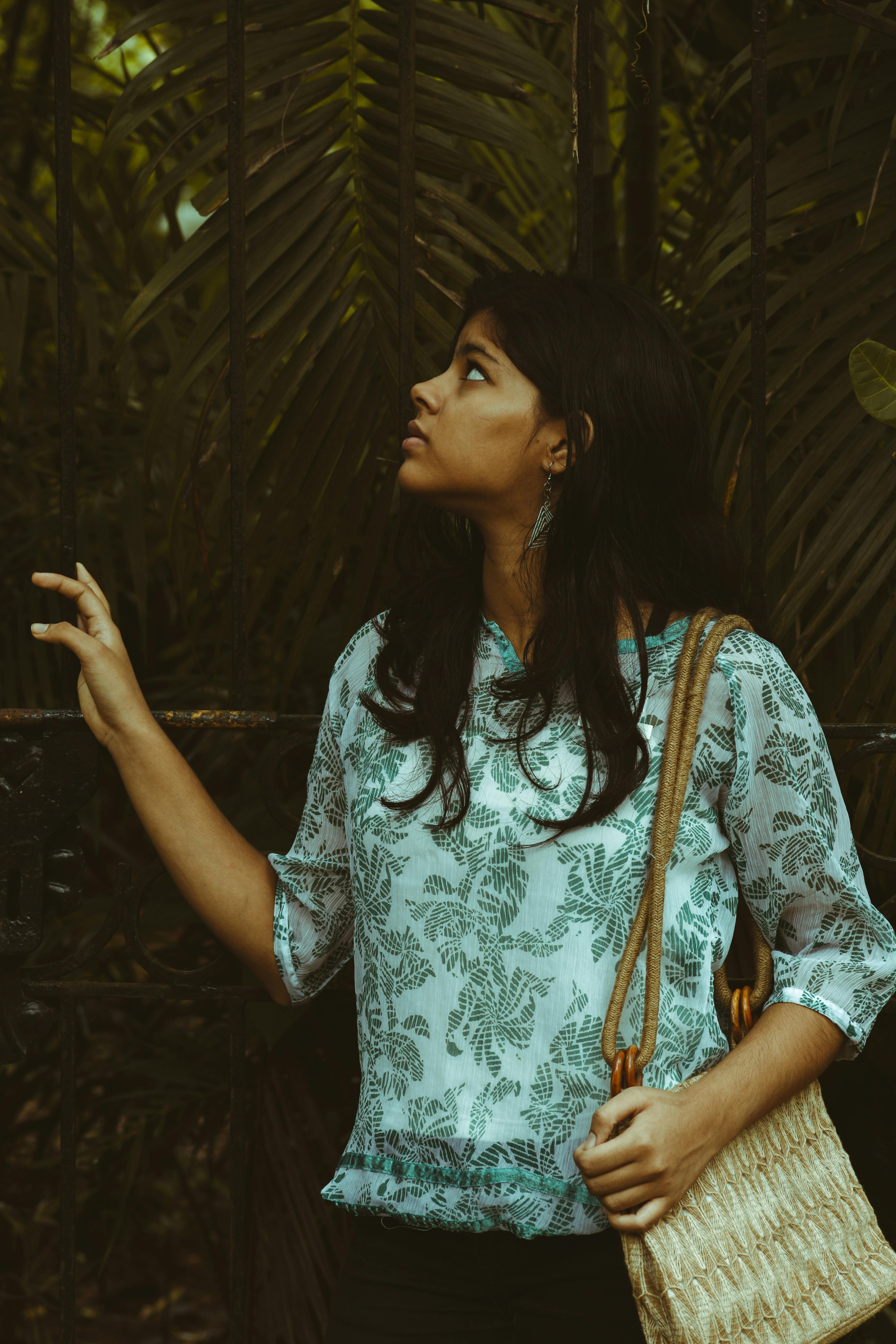 一位年轻女子在户外抬头仰望的肖像