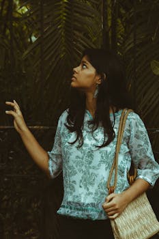 一位年轻女子在户外抬头仰望的肖像