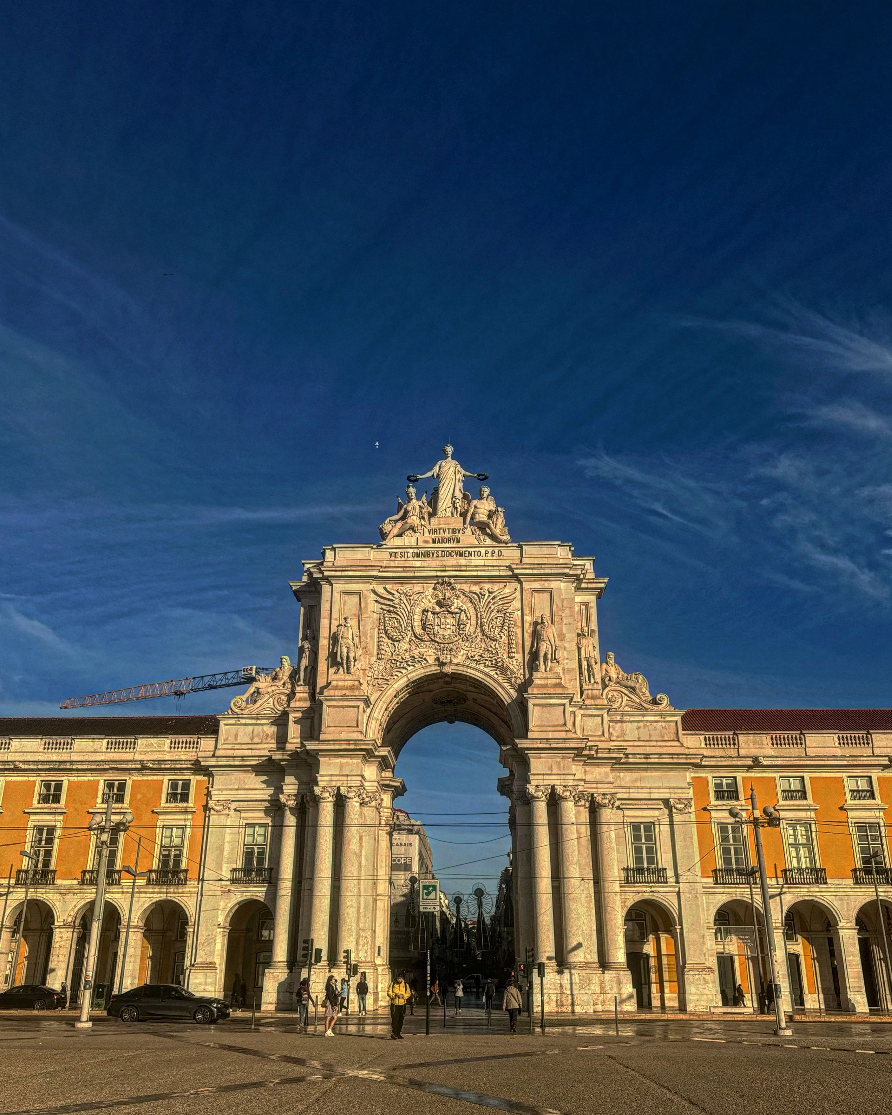 Fotomural Impresionante vista del Arco de la Rua Augusta con cielo azul en Lisboa, capturando la arquitectura clásica portuguesa.