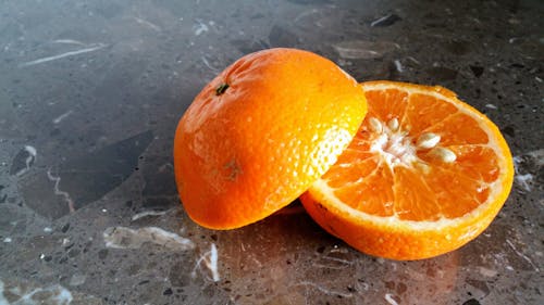 無料 オレンジの2つのスライス 写真素材