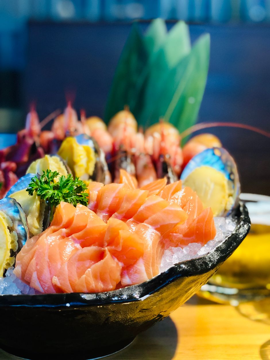 Tagliere di sashimi di salmone e pesce fresco su ghiaccio