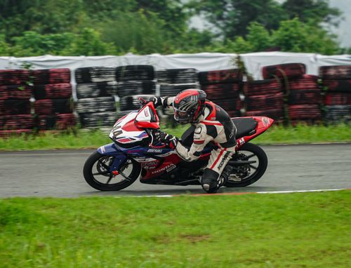 Free A skilled motorcycle racer leans into a turn on a track in Tarlac City, showcasing speed and precision. Stock Photo